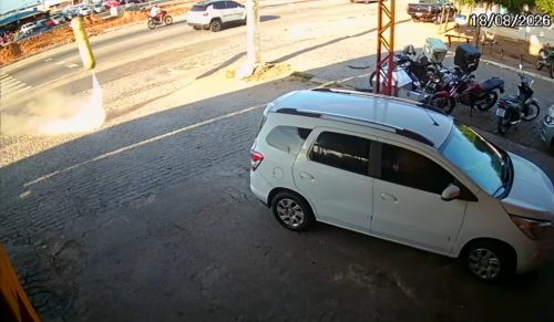 Cilindro atingiu um carro e uma moto. Apesar do susto, ninguém ficou ferido — Foto: Reprodução