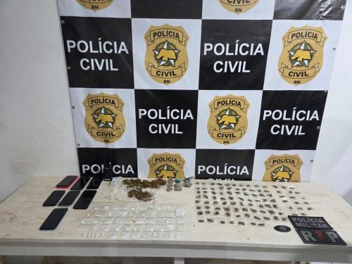 Polícia prende suspeitos de tráfico e apreende adolescentes em Pipa — Foto: PCRN