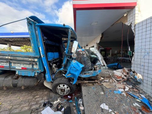 Passageiro morreu após caminhão bater em conveniência em Macaíba — Foto: Sérgio Henrique Santos/Inter TV Cabugi