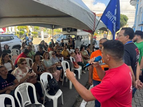 Ato dos professores em frente à Prefeitura de Natal — Foto: Sérgio Henrique Santos/Inter TV Cabugi