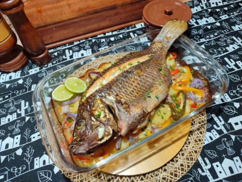 Tilápia assada com batatas e legumes — Foto: Inter TV Costa Branca