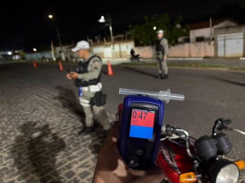 Homem sem CNH é preso por embriaguez pilotando moto — Foto: Divulgação