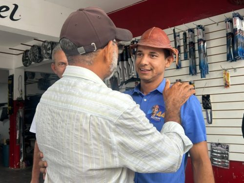 Allyson Bezerra fez campanha no Alecrim, em Natal — Foto: Stephany Souza/Inter TV Cabugi