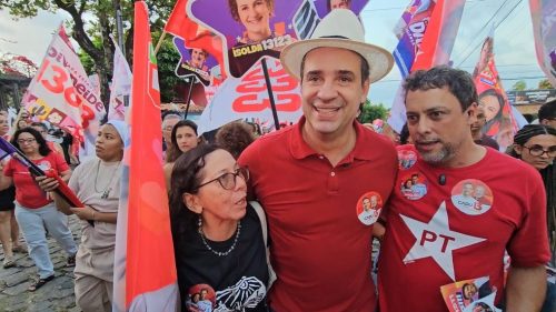 Cadu de Lula conversou com eleitores em Ponta Negra — Foto: Thiago César/Inter TV Cabugi
