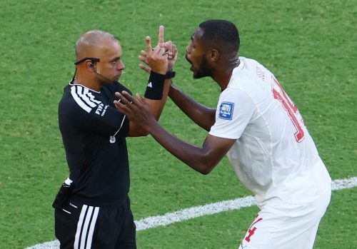 Wilton Pereira Sampaio dá uma bronca em Issa Diop, do Marrocos, em jogo contra a Holanda — Foto: Raquel Cunha/Reuters