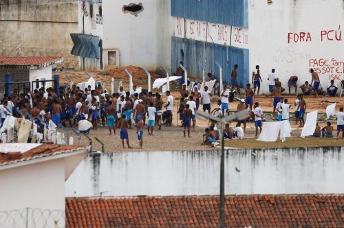 Presos são vistos durante rebelião no presídio de Alcaçuz, no Rio Grande do Norte — Foto: Nacho Doce/Reuters